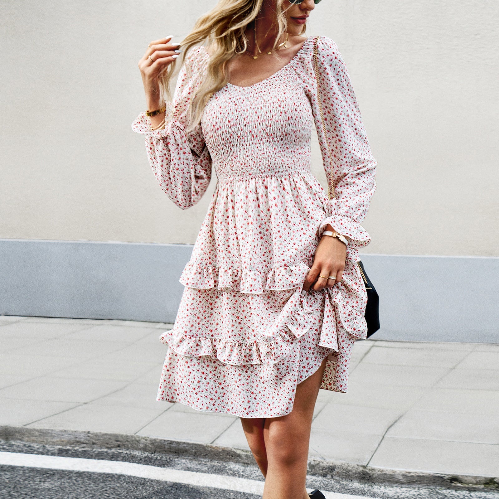 Robe mini Carmen smockée pour femmes avec manches bouffantes, buste smocké cintré et ourlet volanté asymétrique Echo Archiv