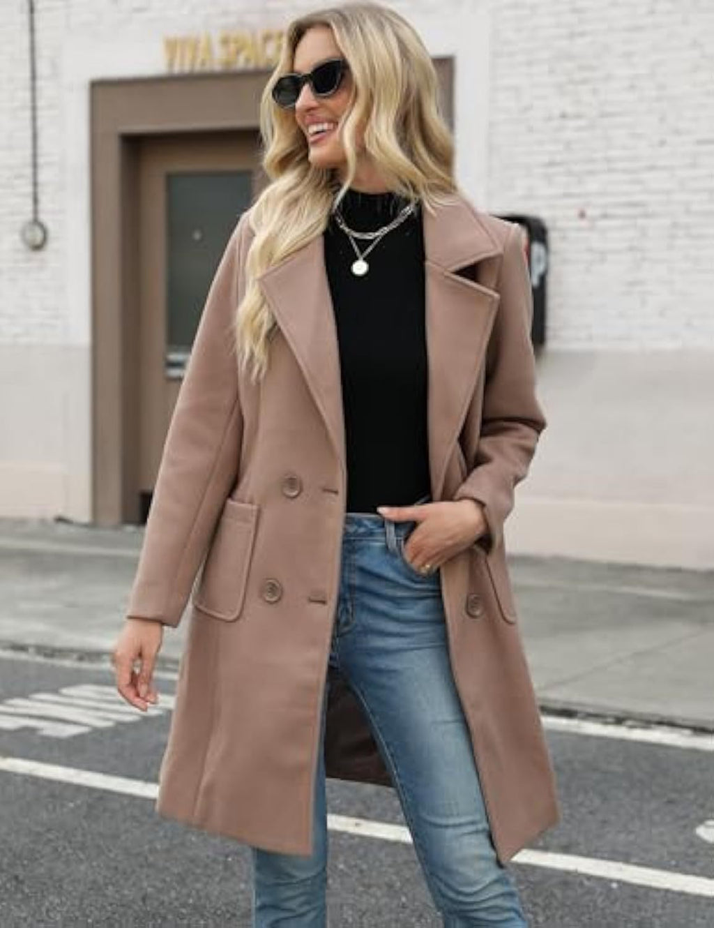 Manteau en mélange de laine à double boutonnage pour femmes avec silhouette cintrée et grandes poches à rabat