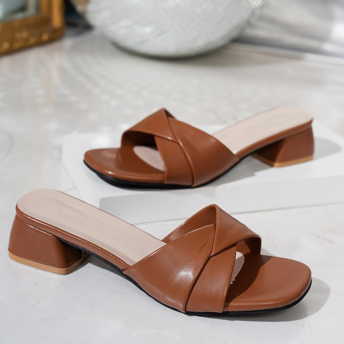 Mules confortables pour femmes avec un élégant talon bloc et un design de bride à la mode R&B