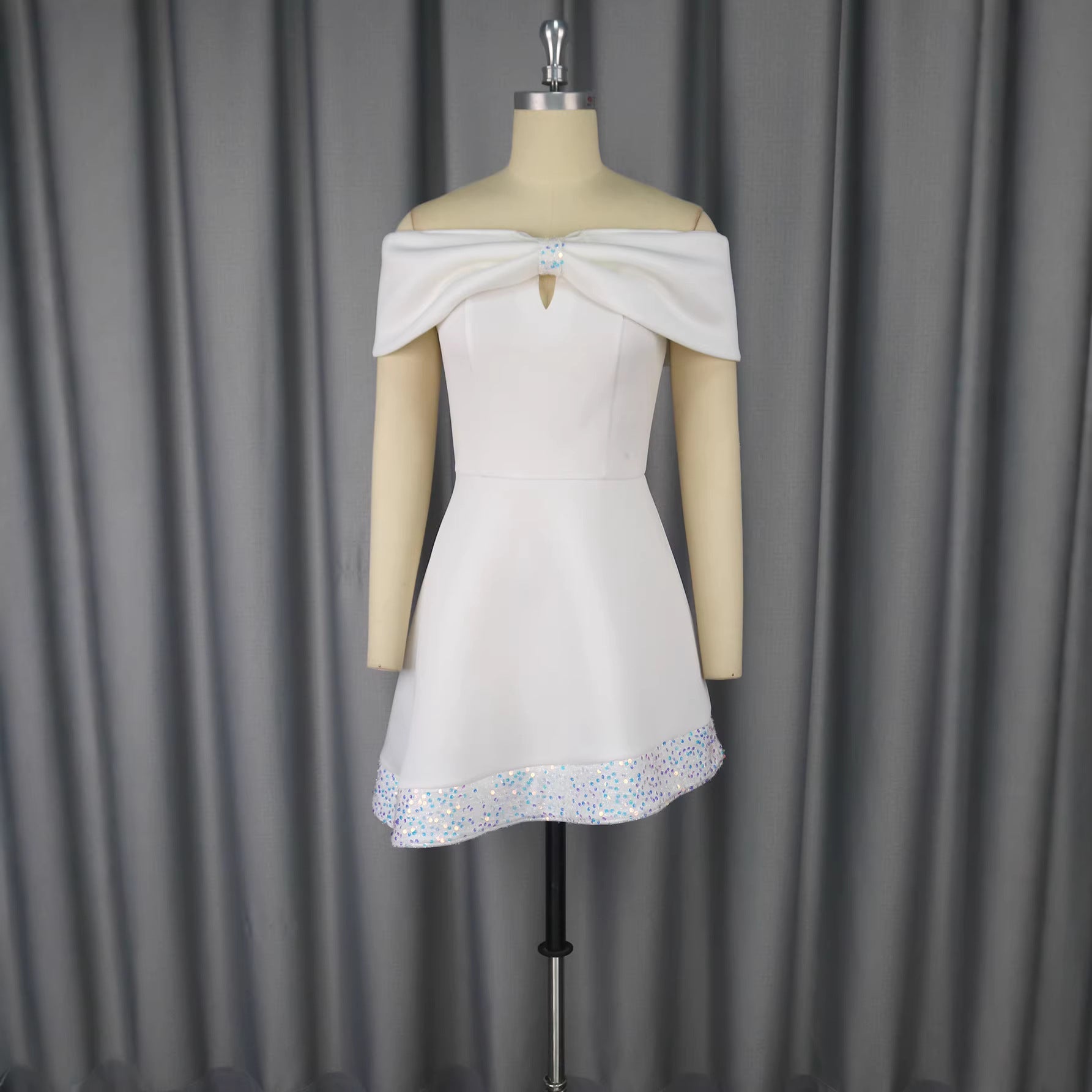 Robe courte femme avec un design élégant décolleté et un ourlet scintillant R&B