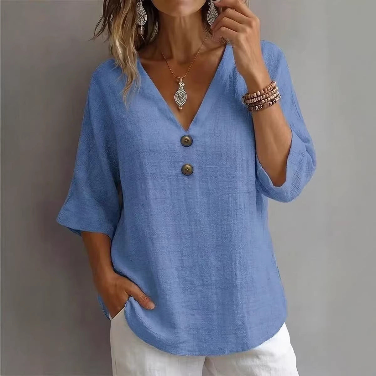 T-shirt décontracté à col en V pour femmes avec détails en bouton