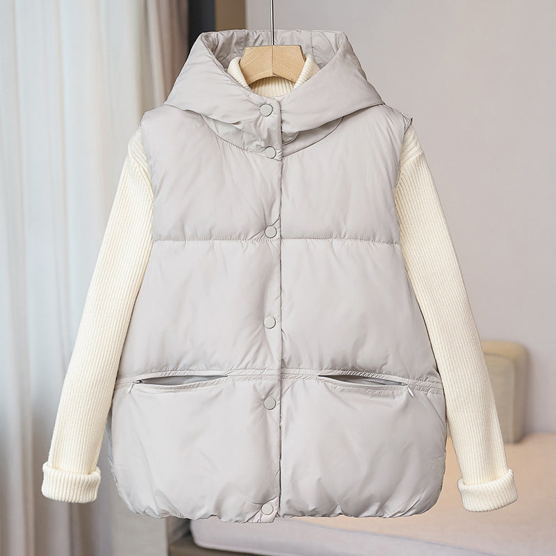 Gilet thermique sans manches pour femmes avec col montant volumineux, patte de boutonnage dissimulée et poches zippées sur les côtés Echo Archiv