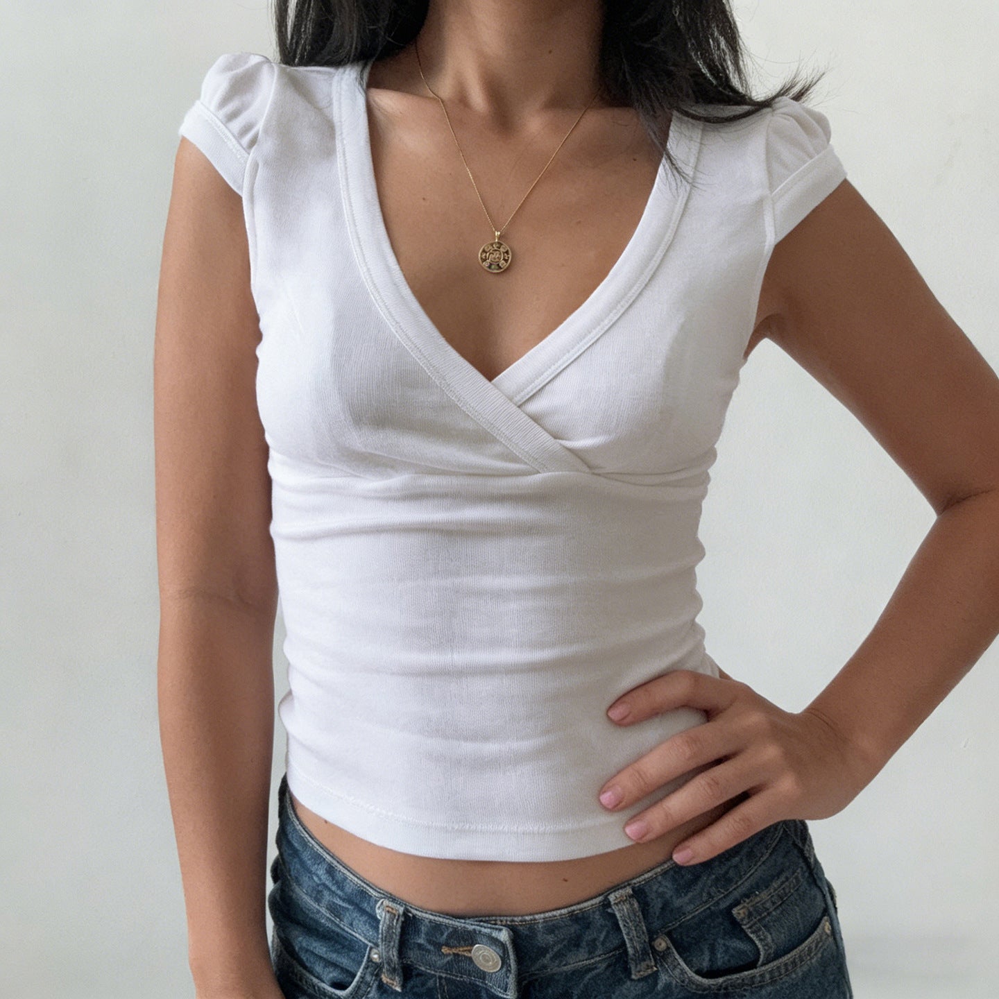 Haut enroulé pour femmes avec un décolleté en V profond et des manches bouffantes élastiques Heidi-Mode