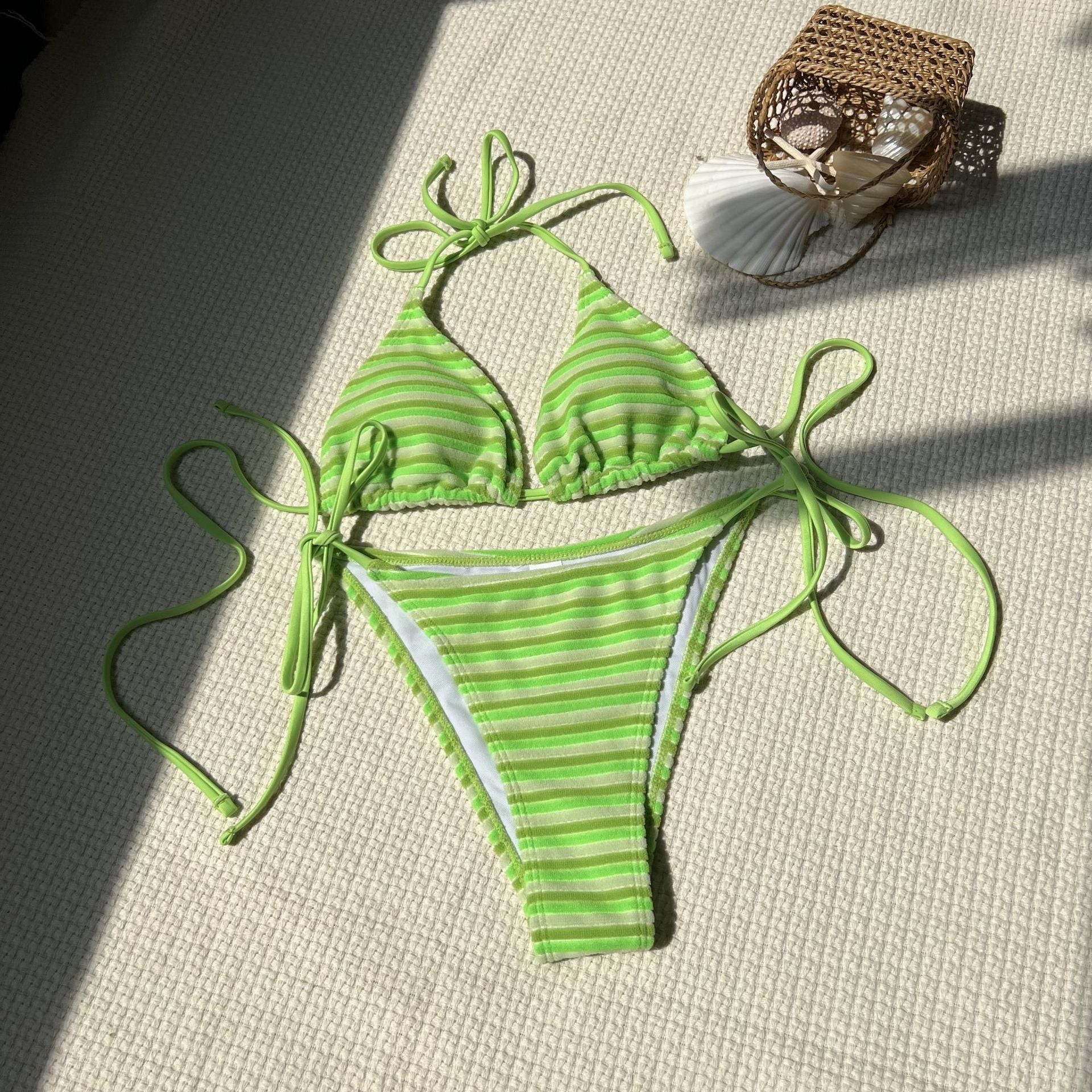 Bikini triangle pour femmes avec bretelles réglables et motif rayé coloré R&B