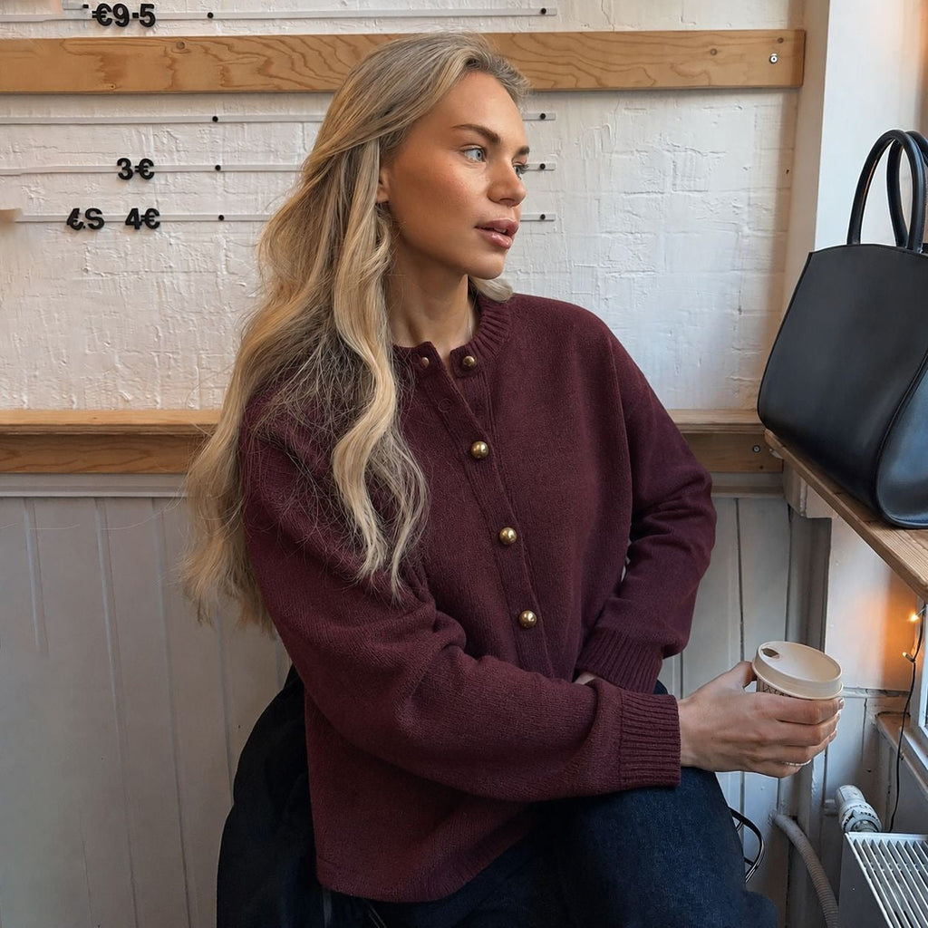 Cardigan en maille fine pour femmes, coupe ample, avec des boutons décoratifs dorés et des bords côtelés
