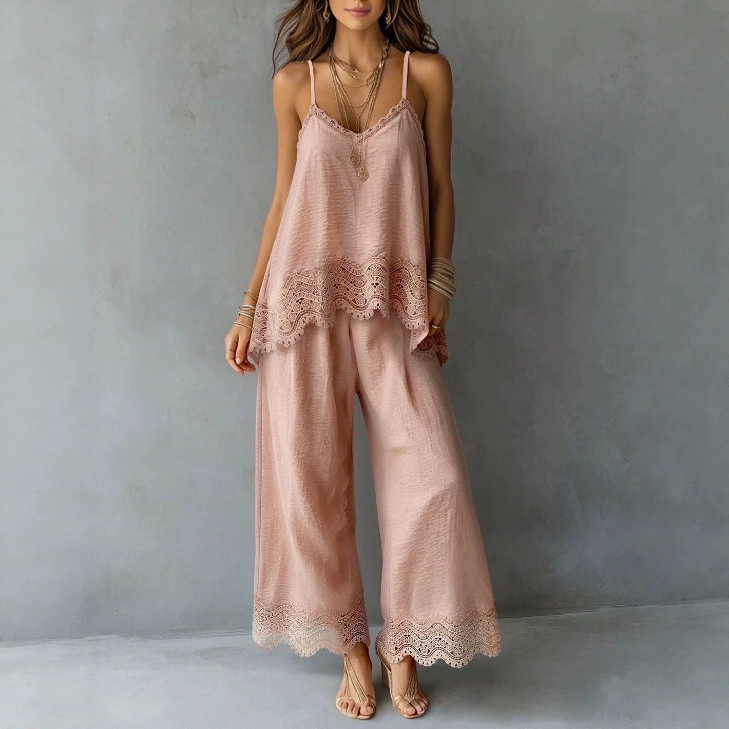 Ensemble femme léger à bretelles spaghetti, avec un ourlet en dentelle délicate et un pantalon palazzo ample R&B