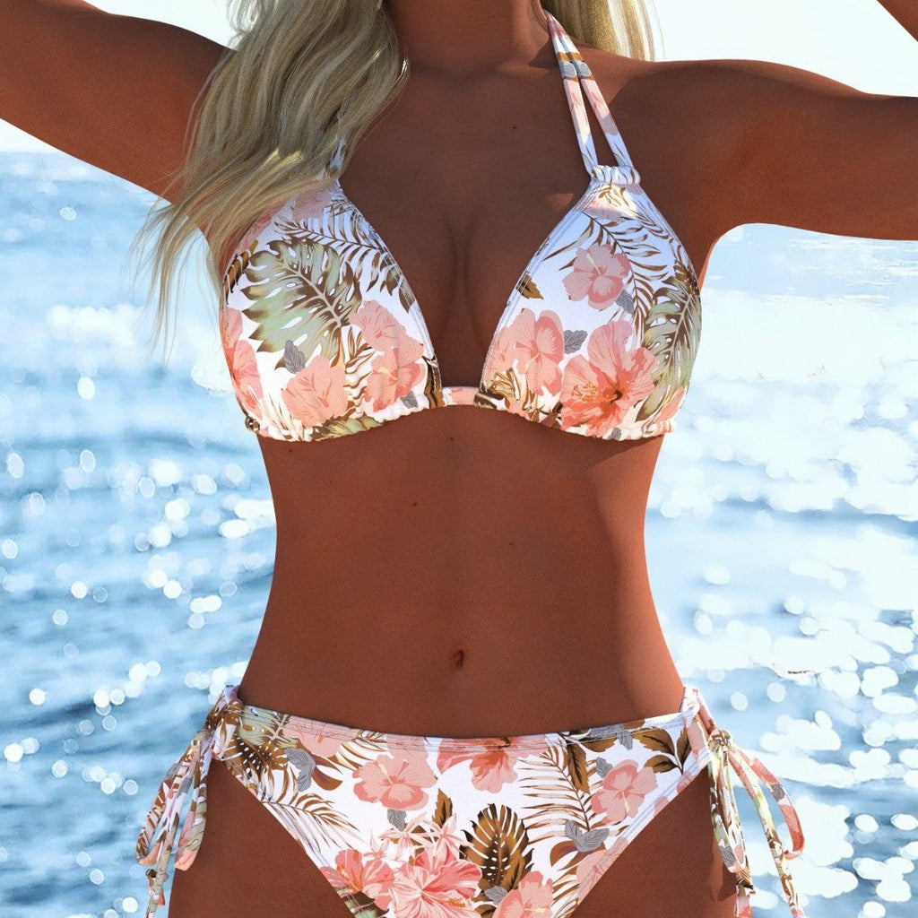 Ensemble de bikini pour femmes avec un élégant imprimé de palmiers et un détail de bijou raffiné R&B
