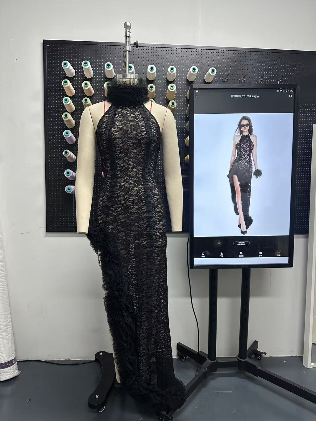 Robe en dentelle élégante pour femmes avec volants volumineux et détails transparents - Mode Heidi