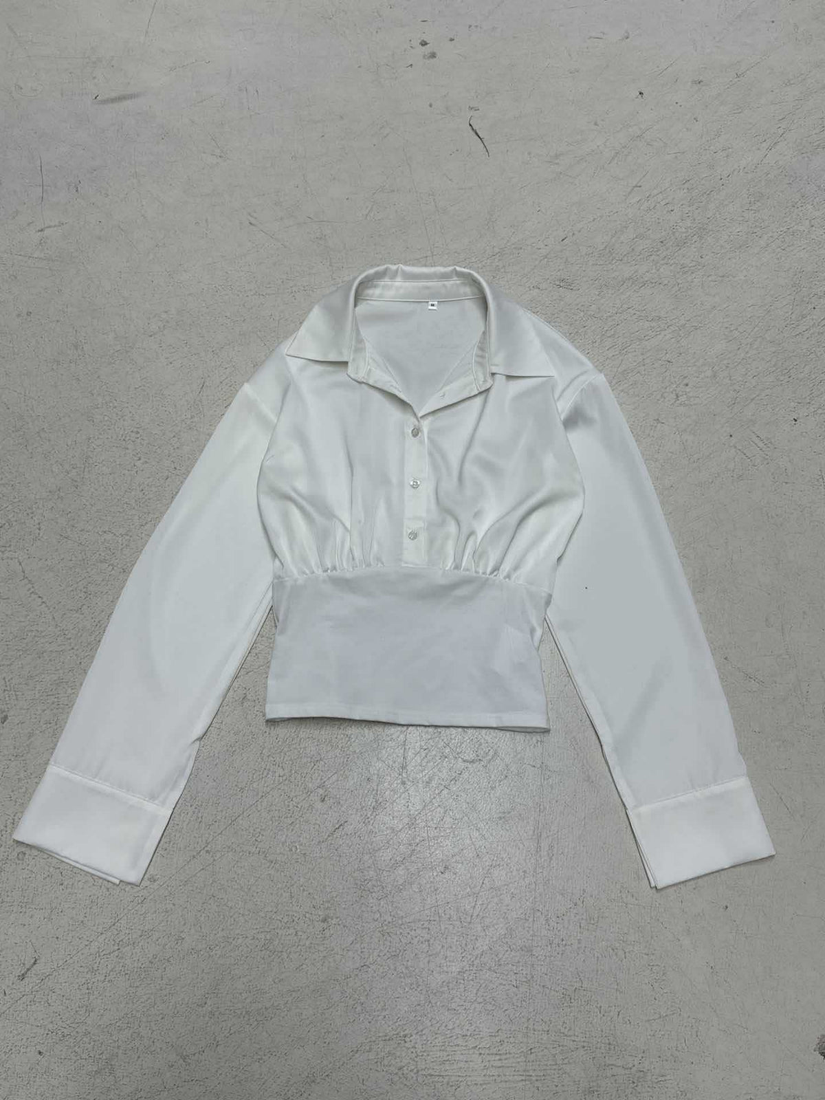 Chemisier cropped cintré pour femmes avec col chemise et large ceinture élastique Echo Archiv