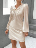 Robe mini en satin brillant pour femmes avec décolleté en forme de clé froncé, détail de lien, manches bouffantes volumineuses et silhouette ajustée en stretch Echo Archive