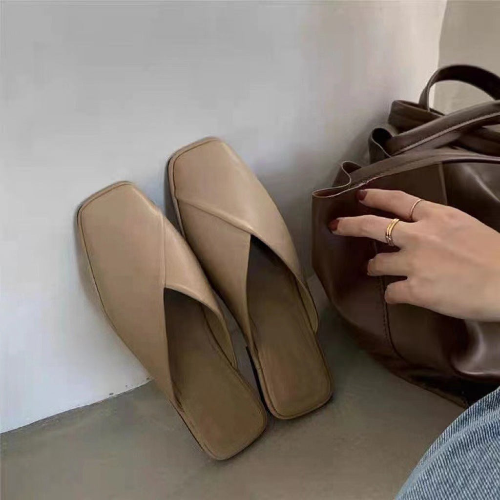 Sandales confortables pour femmes avec des lanières croisées modernes et une partie avant carrée R&B