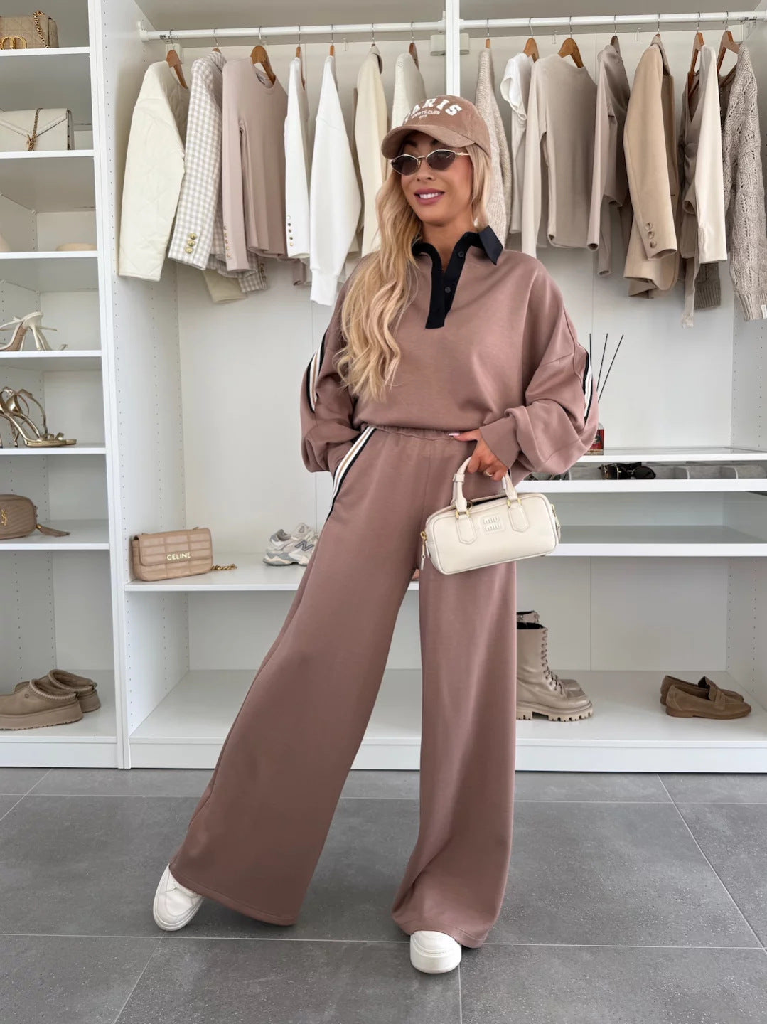 Ensemble de détente féminin à la mode avec col polo, bandes de passepoil marquantes et pantalon jogger large