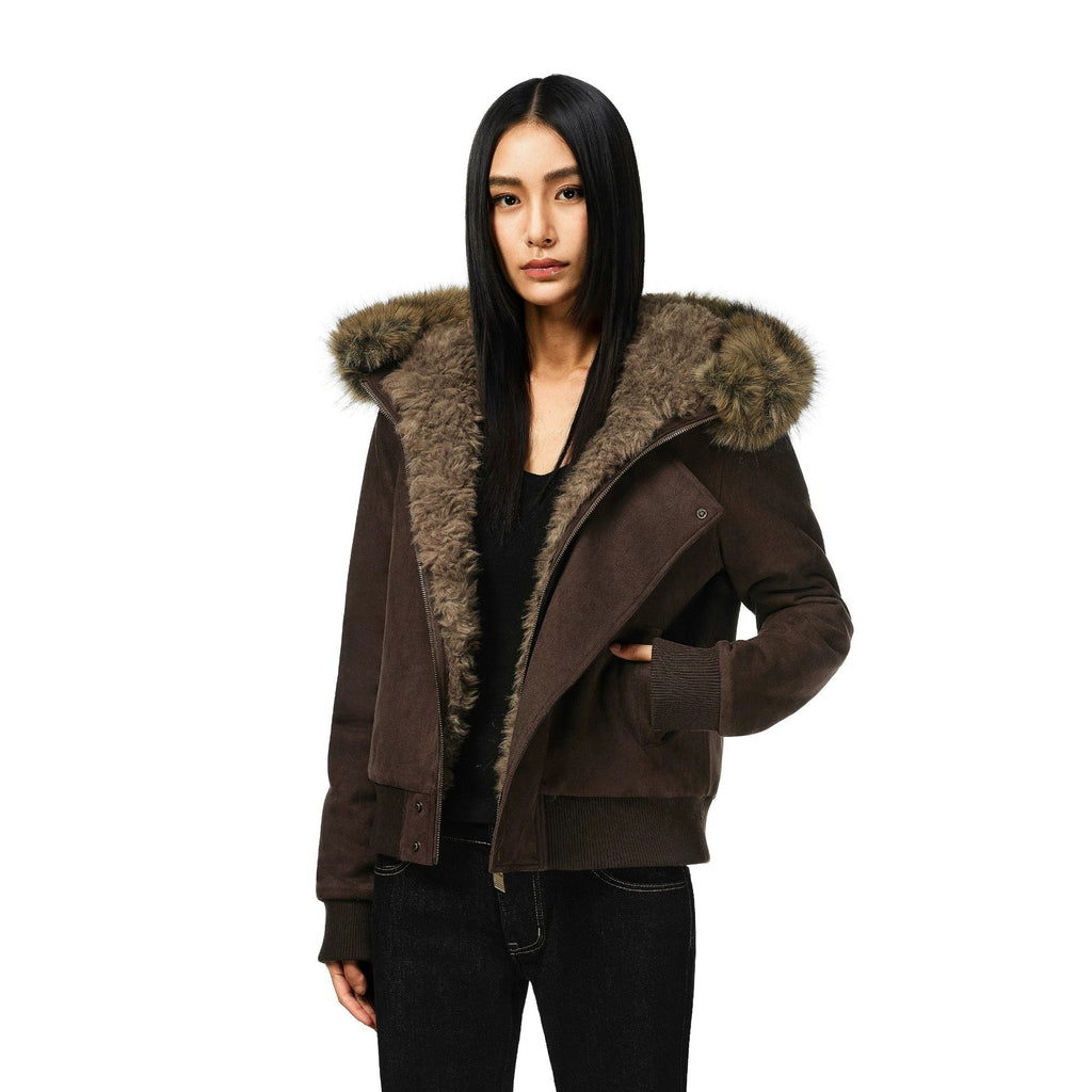 Veste bomber courte pour femmes en imitation peau de mouton avec capuche volumineuse et poignets avec trou pour le pouce Echo Archiv