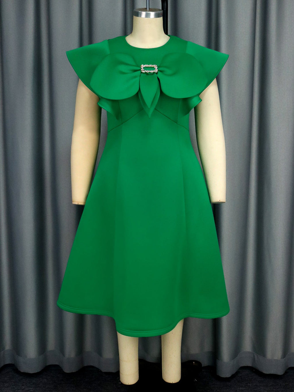 Robe femme avec col extravagant et détails raffinés R&B