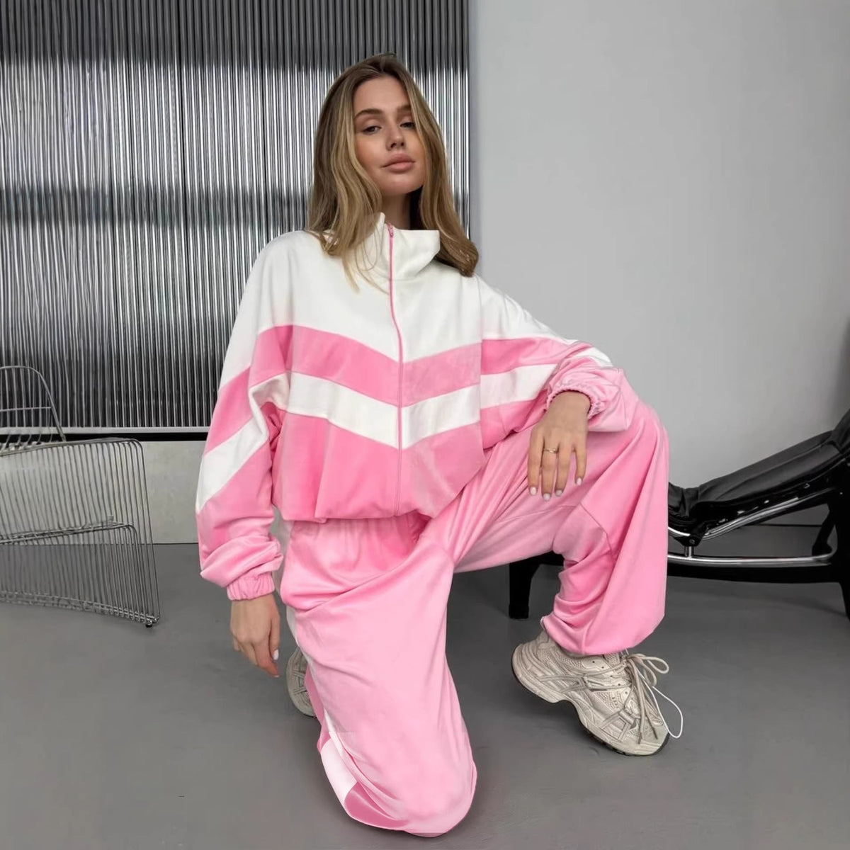 Ensemble de survêtement en velours inspiré du rétro pour femmes avec design Chevron, col montant et joggers taille haute Echo Archiv