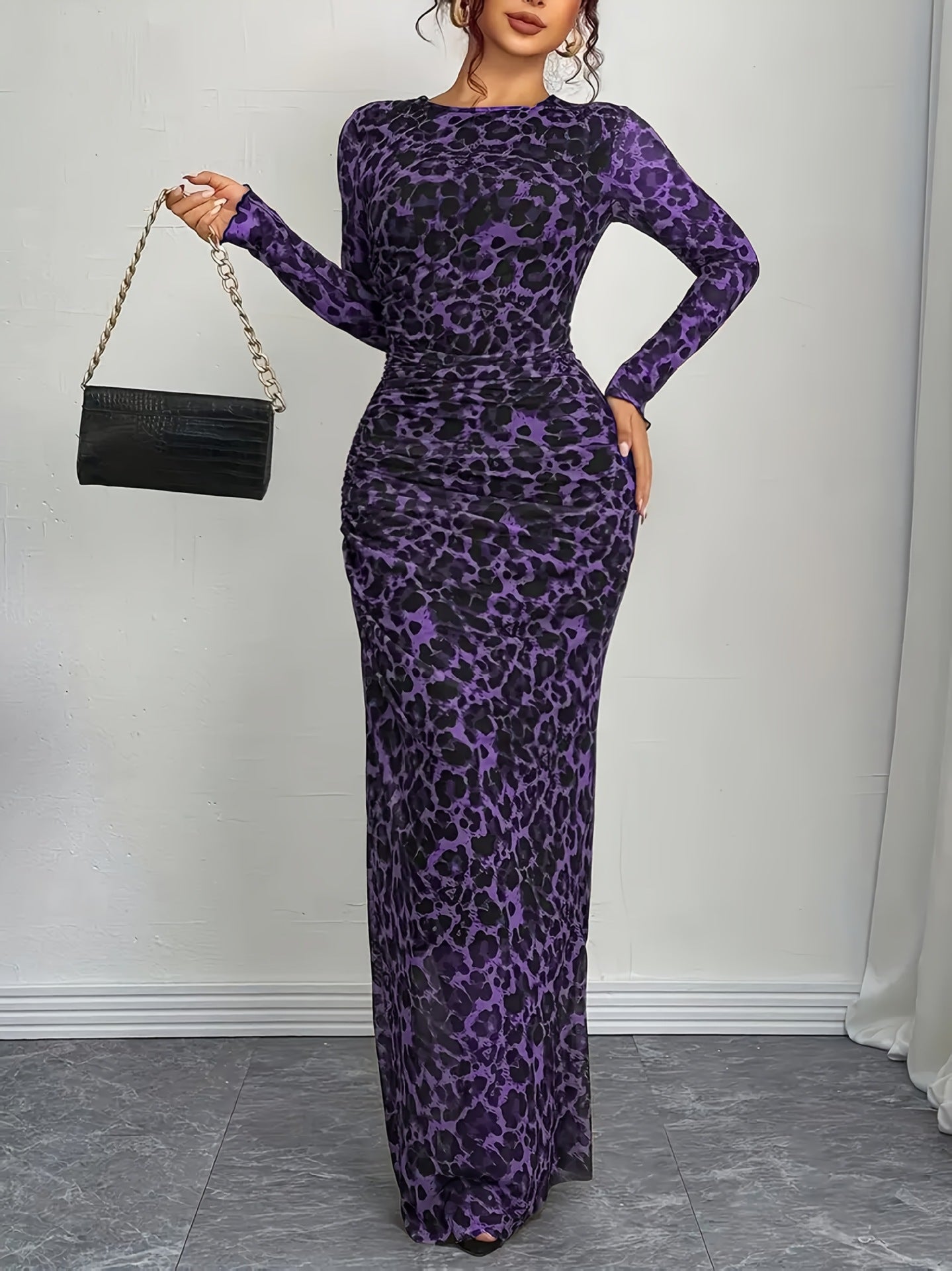 Robe maxi ajustée pour femmes avec imprimé animal, taille froncée et manches longues Echo Archiv