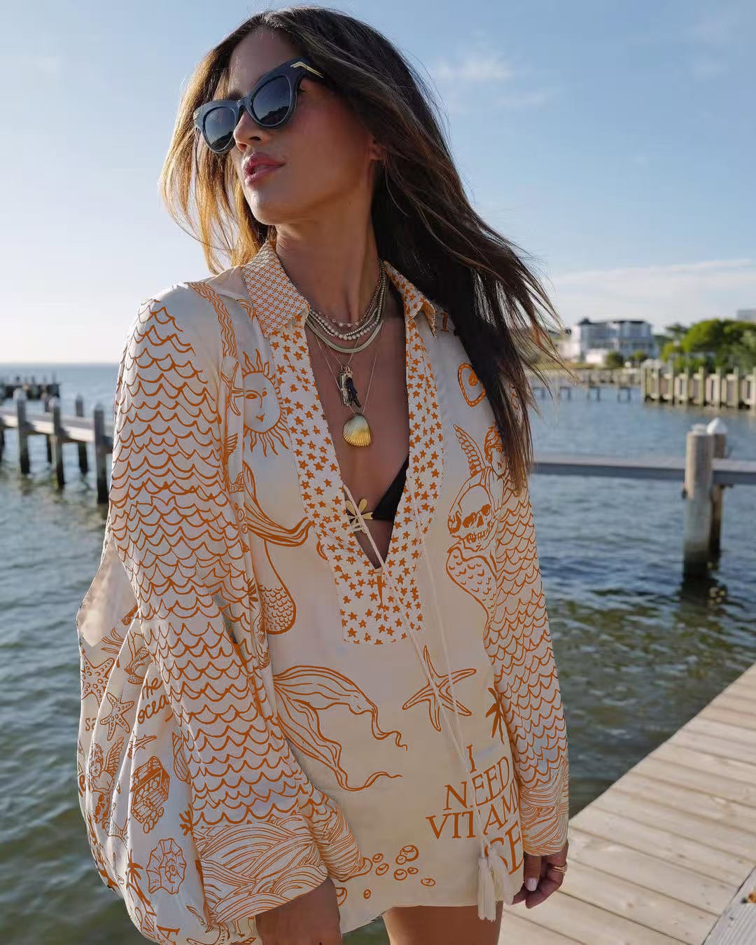 Robe de plage légère pour femmes en forme de tunique avec décolleté en V profond, fermeture à pompons et imprimé nautique R&B