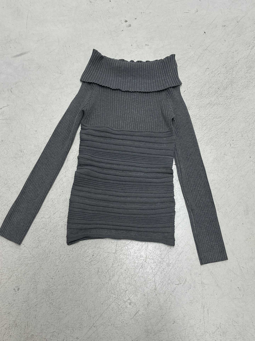 Robe ajustée en tricot côtelé sans épaules avec col rabattu, fronces longitudinales et manches longues Echo Archiv