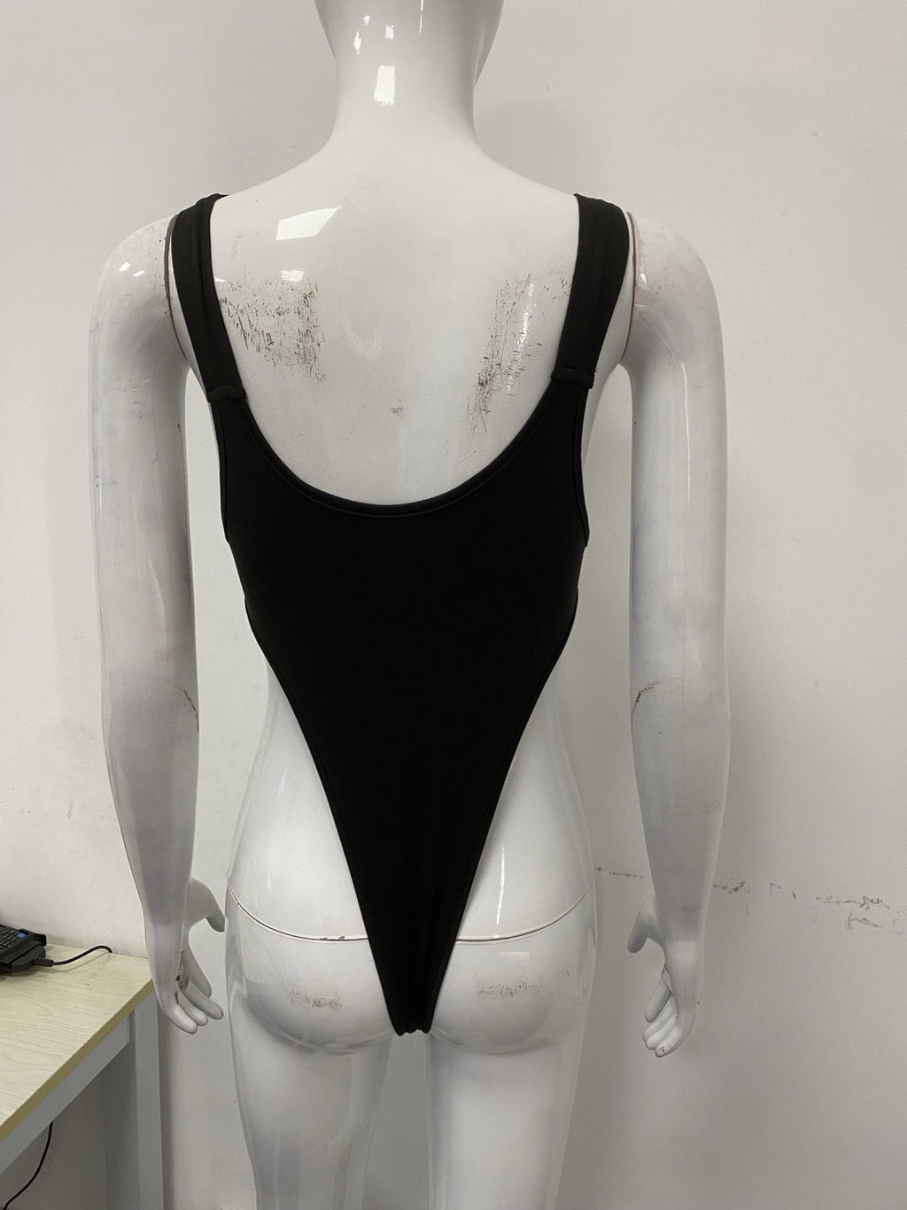 Body enveloppant pour femmes avec un design unique et des bretelles réglables R&B