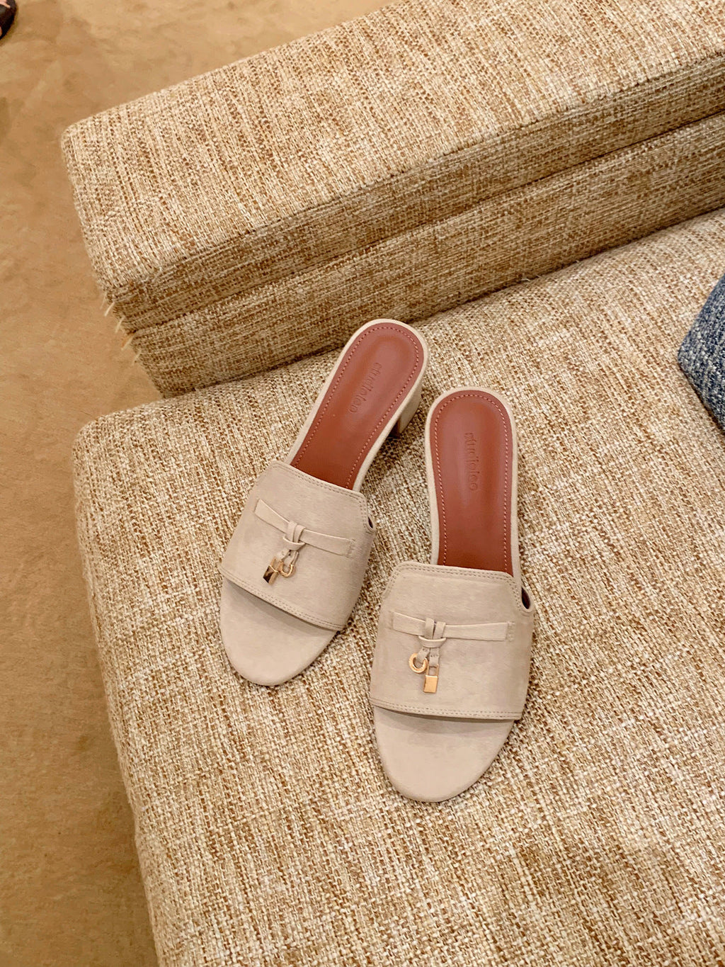 Chaussons élégants pour femmes avec application de nœud à la mode R&B