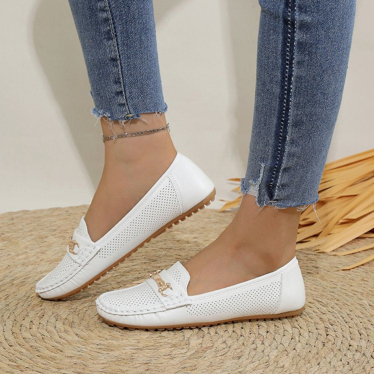 Mocassins pour femmes avec design perforé et accent de boucle décoratif R&B