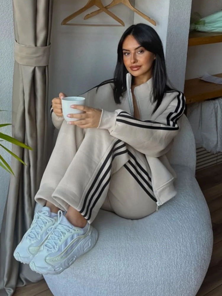 Ensemble de jogging féminin sport chic en deux parties avec col montant, fermeture éclair intégrale et bandes contrastées sur les côtés Echo Archiv