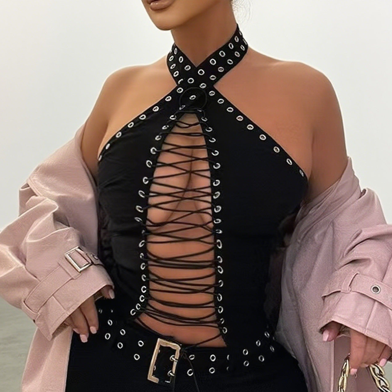 Haut élégant pour femmes avec un design en lacets élaboré et des accents scintillants R&B