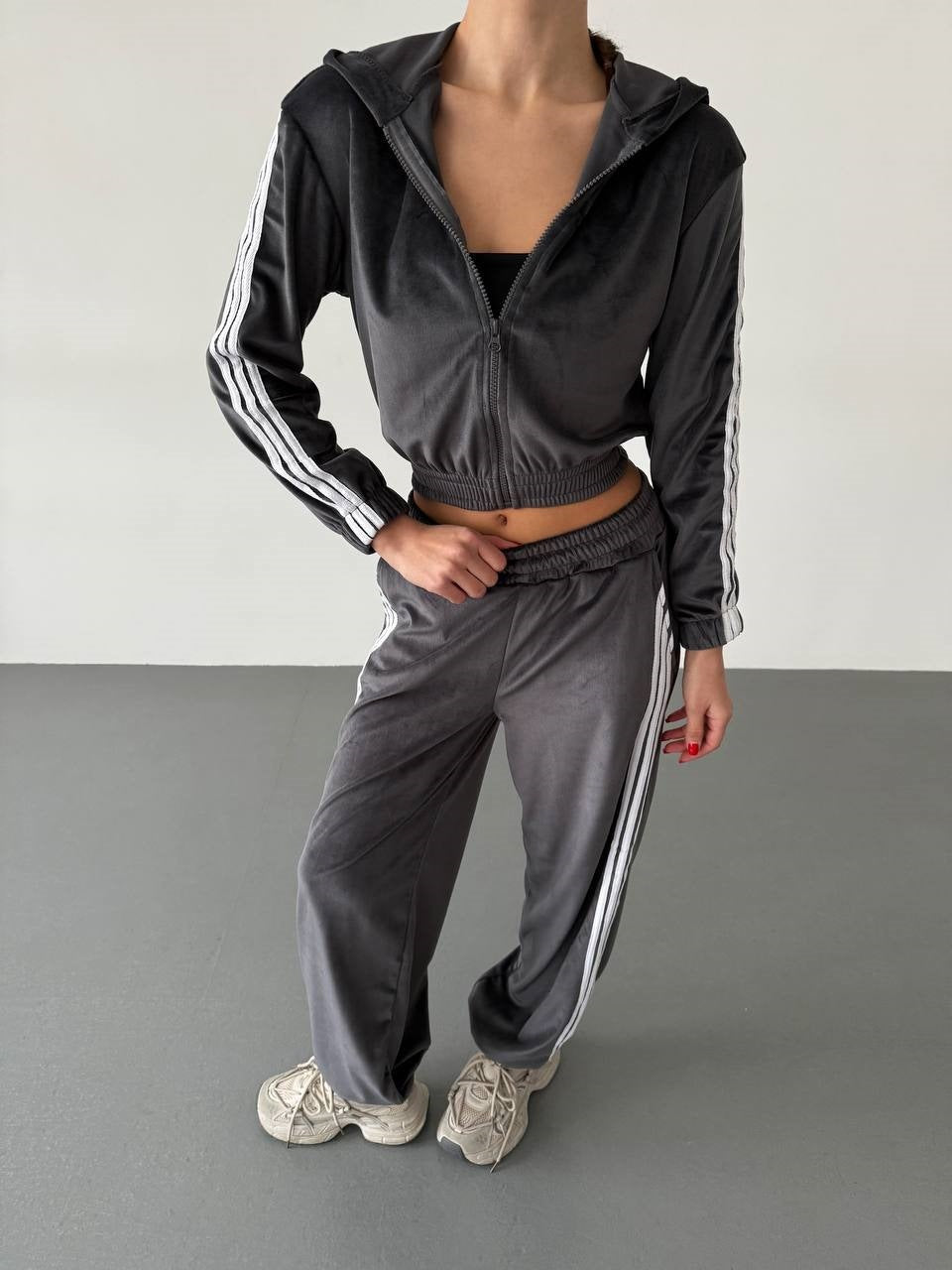 Ensemble de survêtement rétro en velours pour femmes avec rayures latérales, taille haute et fermeture éclair Echo Archiv