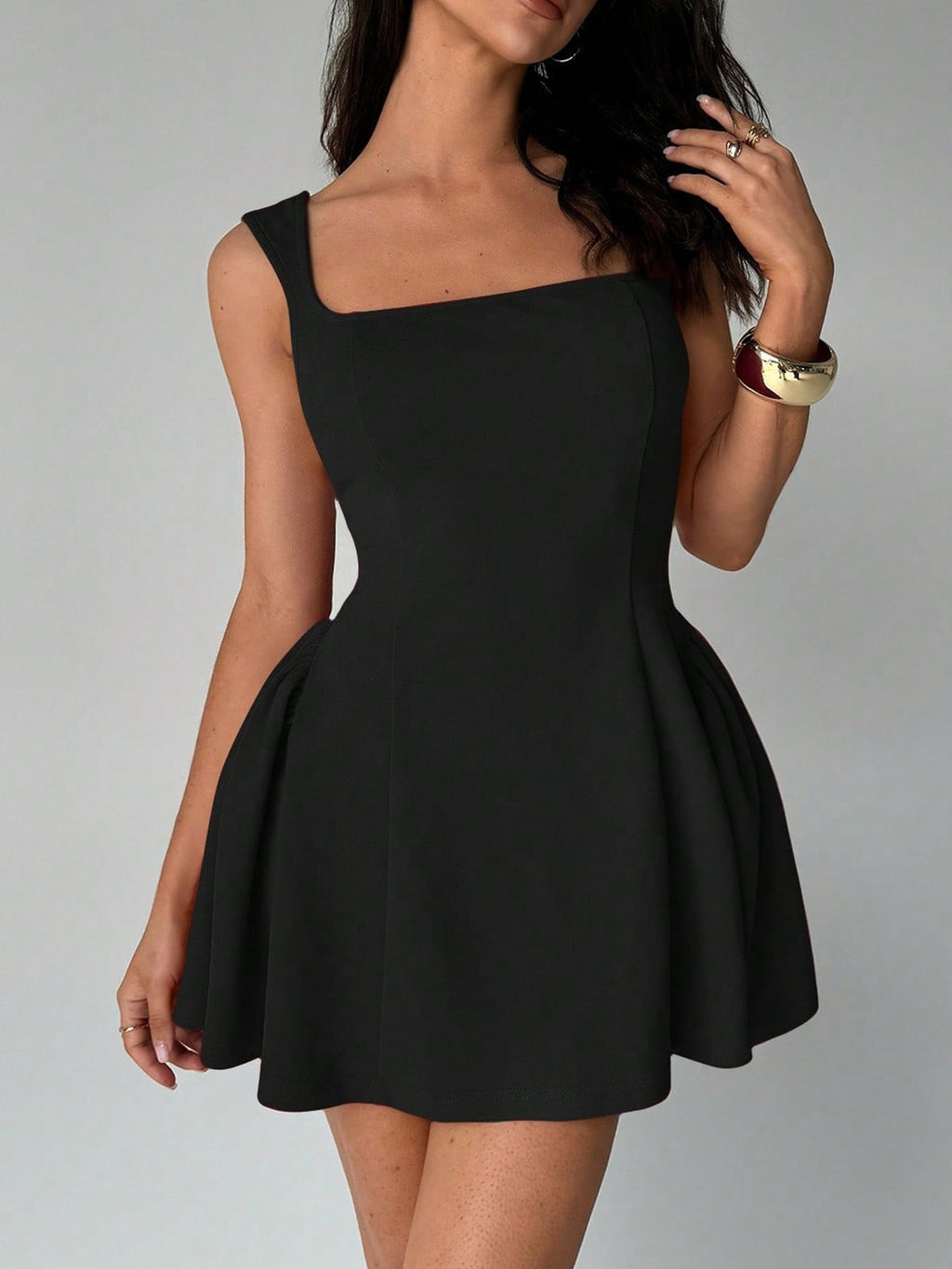 Robe Mini Fluide Femme avec Décolleté Carré et Jupe Évasée R&B
