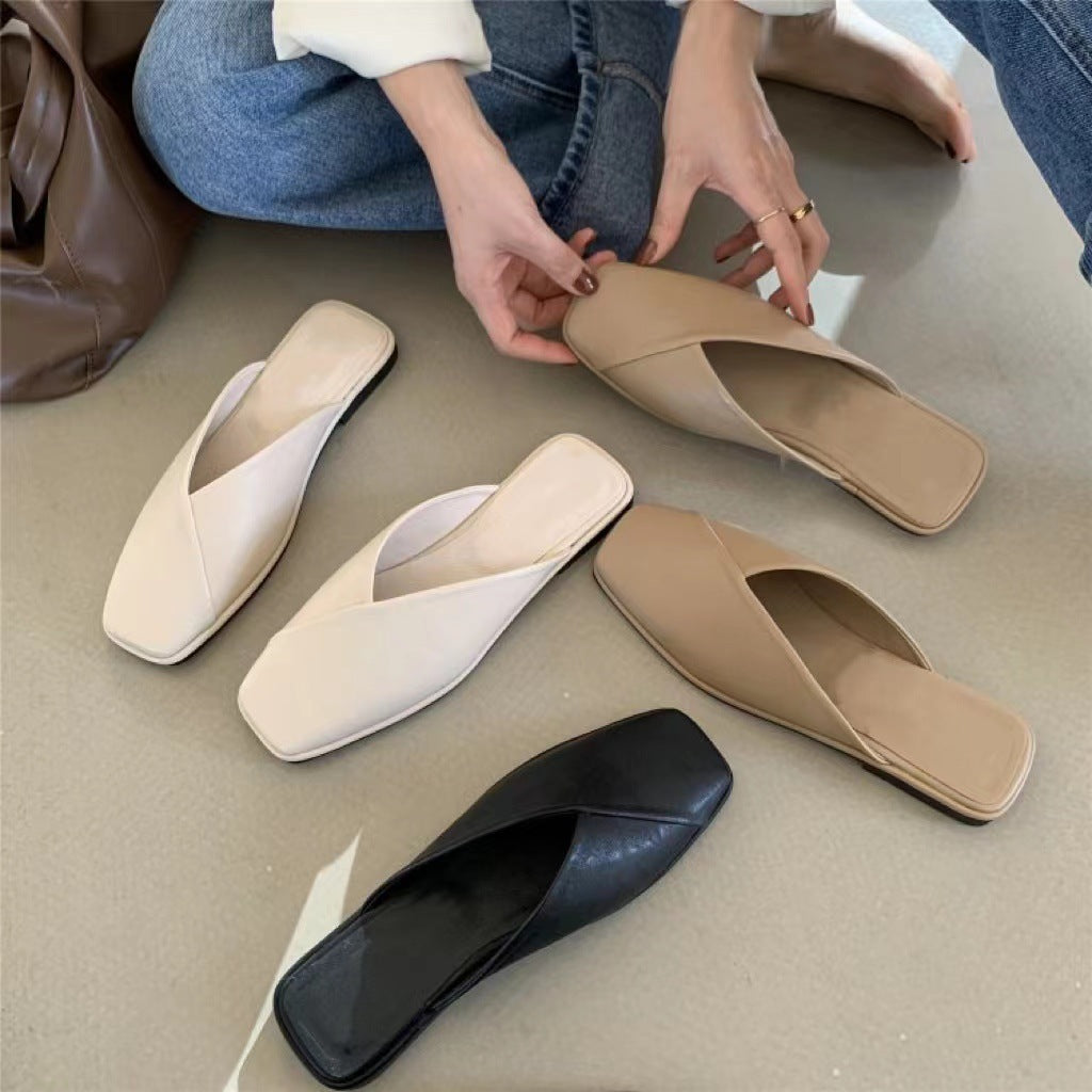 Sandales confortables pour femmes avec des lanières croisées modernes et une partie avant carrée R&B