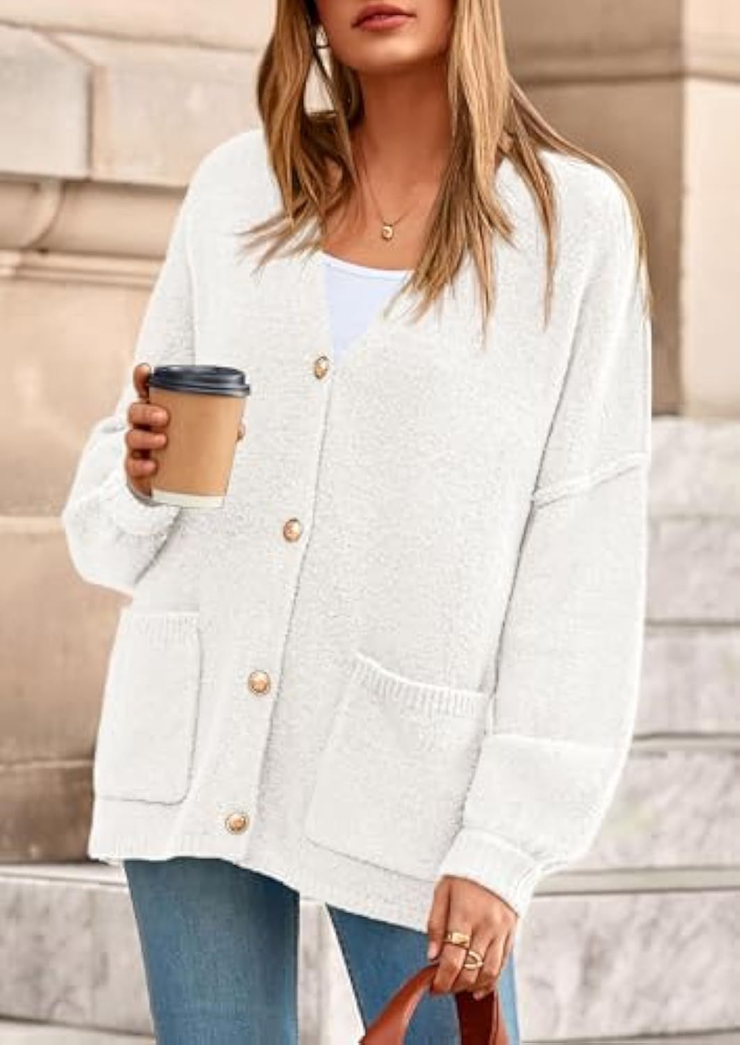 Cardigan en tricot oversize pour femmes avec décolleté en V, boutons décoratifs dorés et poches plaquées
