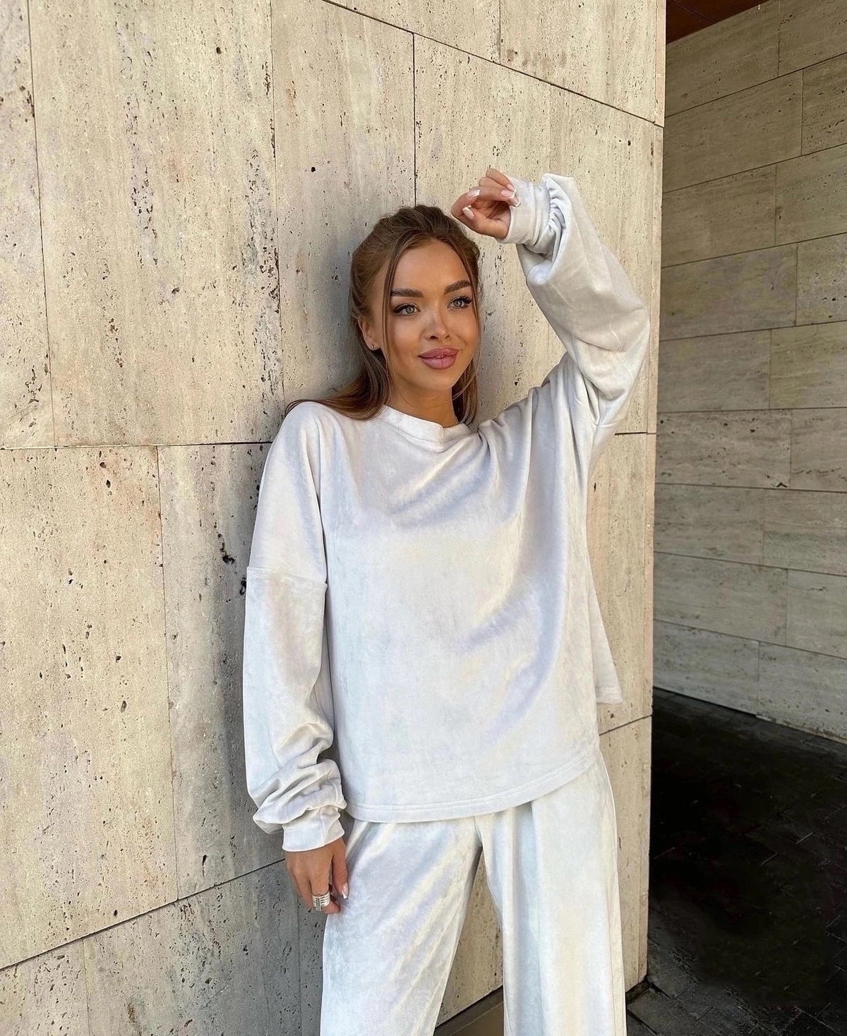 Ensemble de détente en velours luxueux pour femmes avec col rond oversize et jogger taille haute Echo Archiv