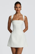 Robe mini ajustée pour femmes avec bretelles larges et décolleté élégant R&B