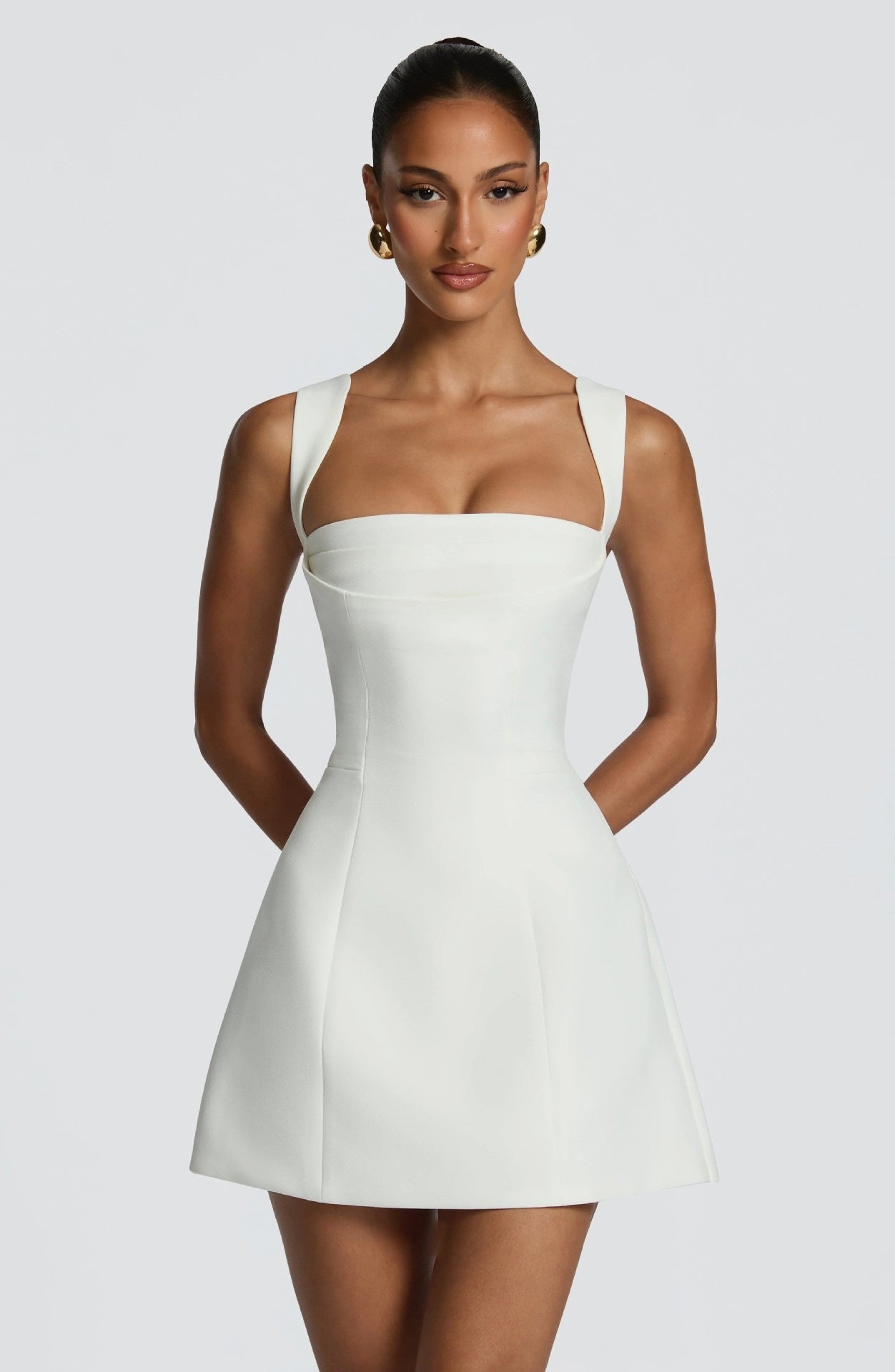 Robe mini ajustée pour femmes avec bretelles larges et décolleté élégant R&B