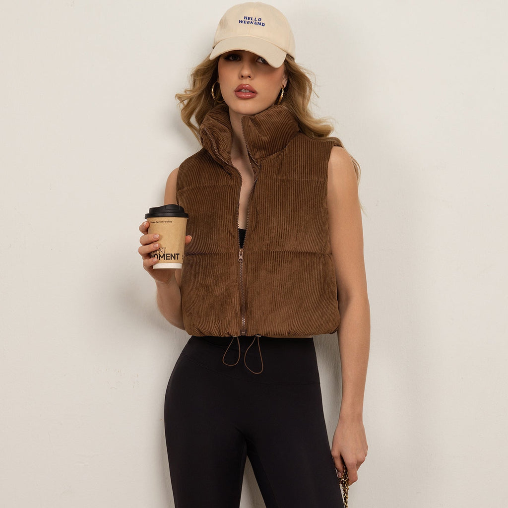 Gilet boxy en corduroy matelassé pour femmes avec col montant volumineux et cordon de serrage ajustable Echo Archiv