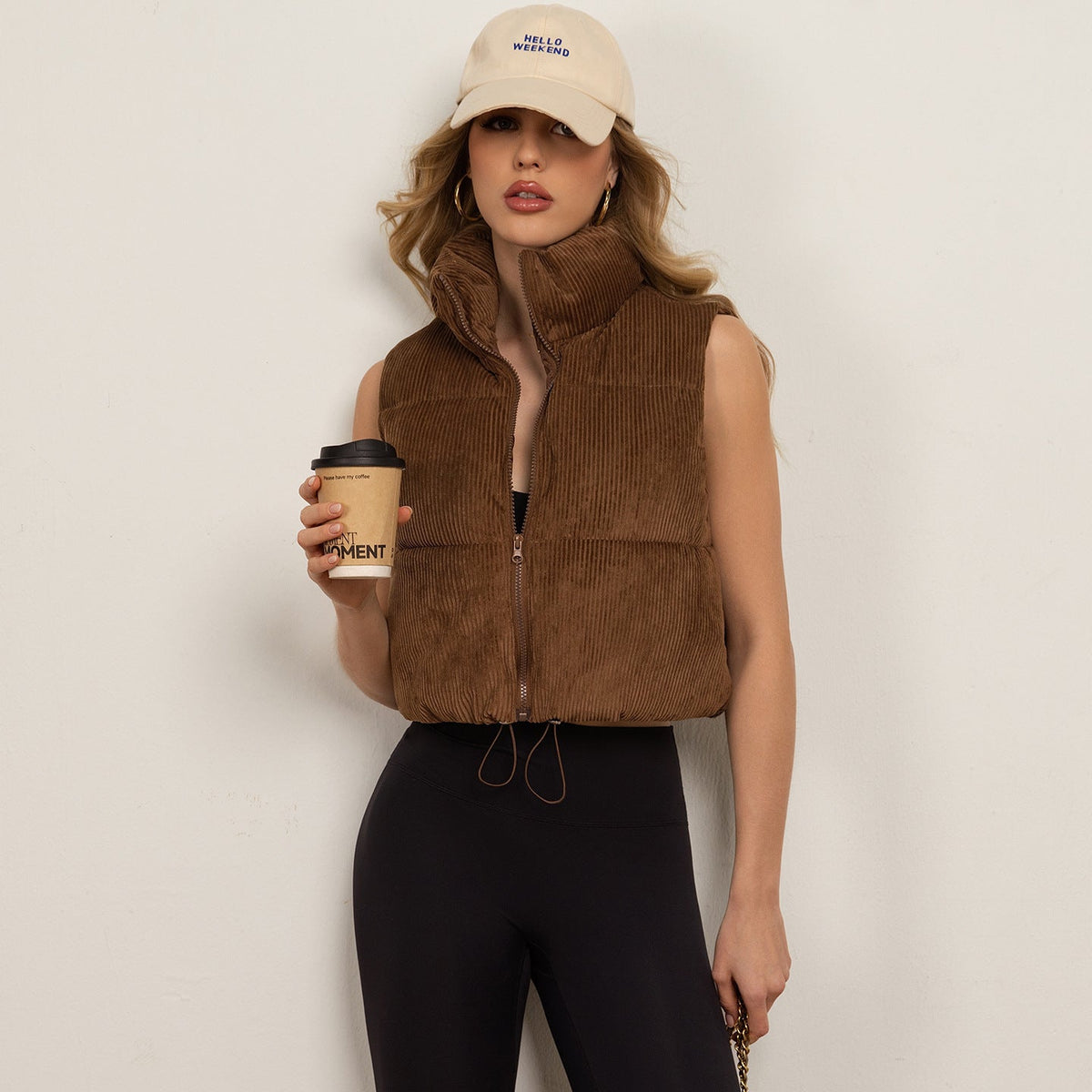 Gilet boxy en corduroy matelassé pour femmes avec col montant volumineux et cordon de serrage ajustable Echo Archiv