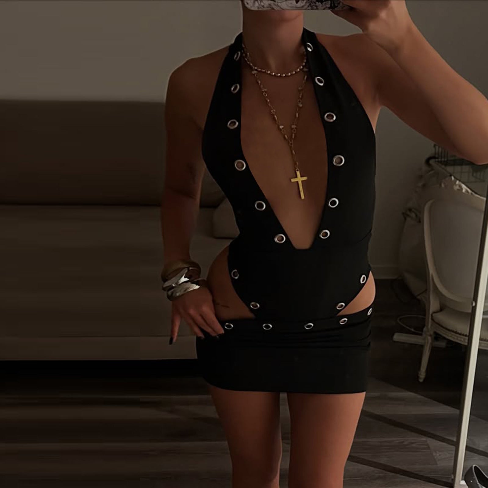 Robe mini ajustée pour femmes avec décolleté en V profond et détails de boutons R&B