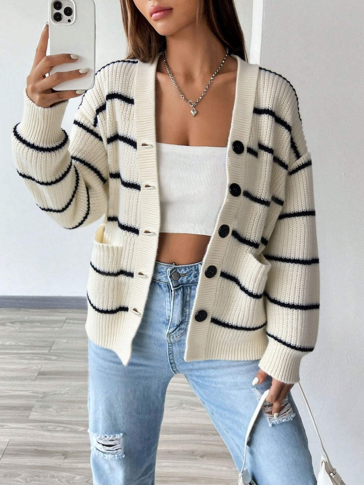 Cardigan en tricot oversize pour femmes avec bord côtes, poches plaquées et fermeture à boutons