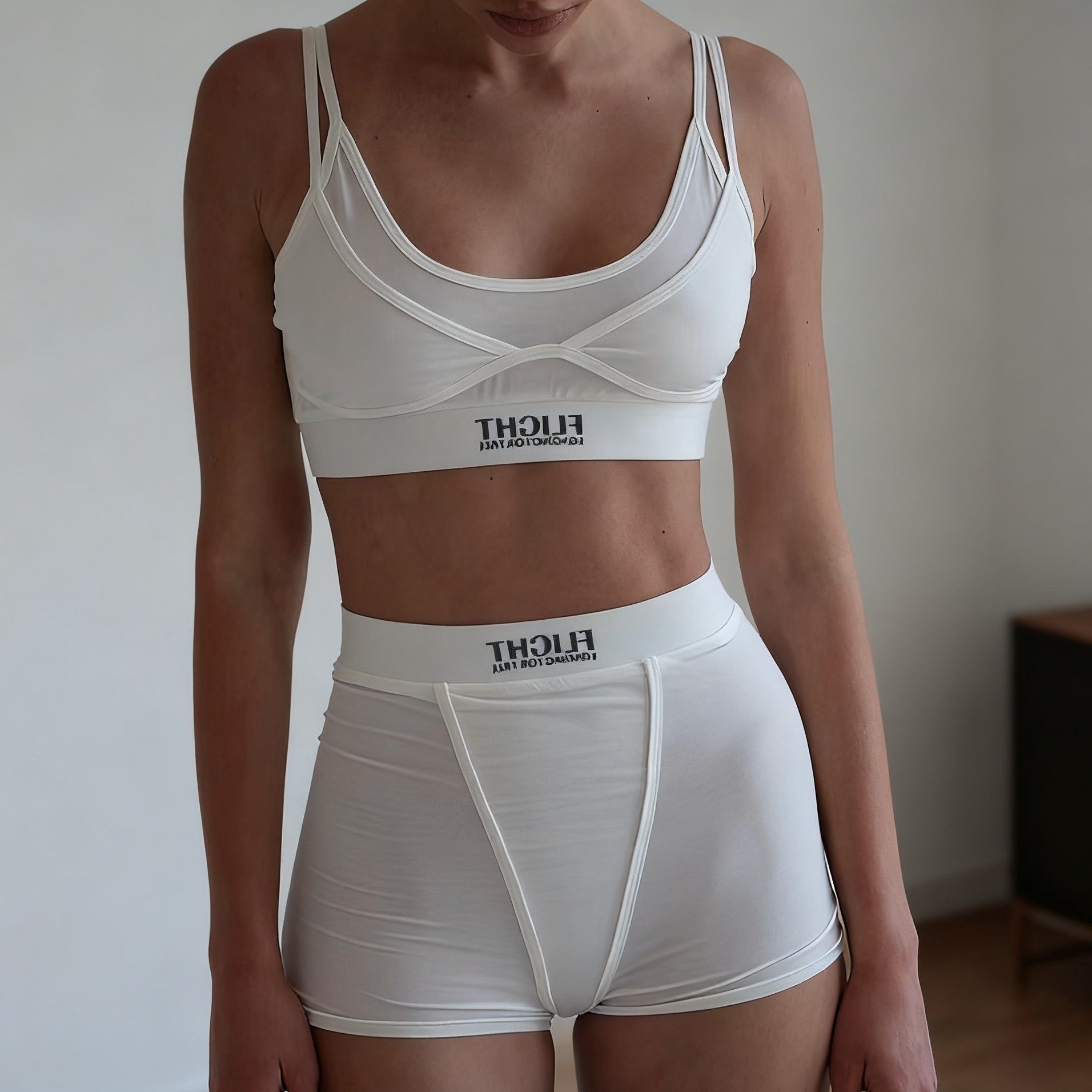 Ensemble de lingerie sportive pour femmes avec crop-top tendance et shorts confortables R&B