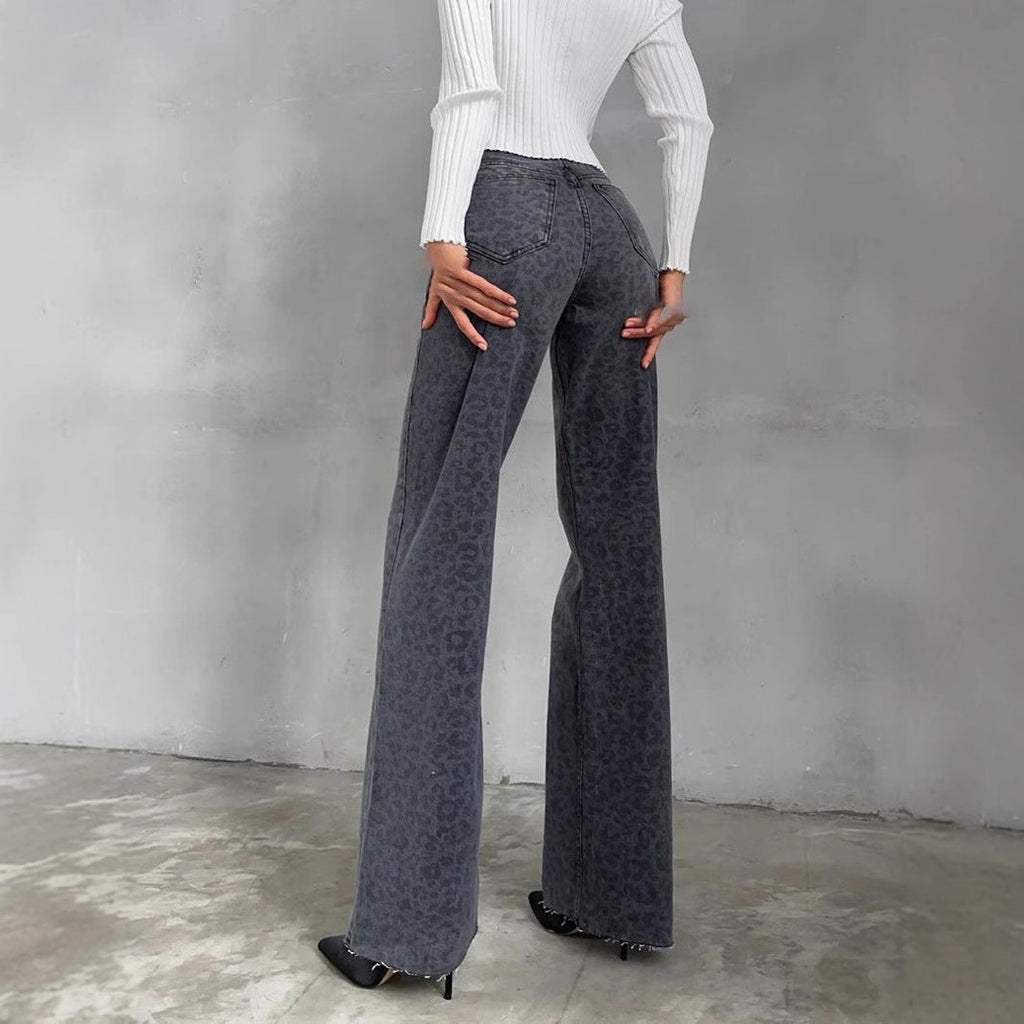 Jeans femme taille haute à pattes évasées avec un imprimé léopard discret, jambe large et ourlet brut