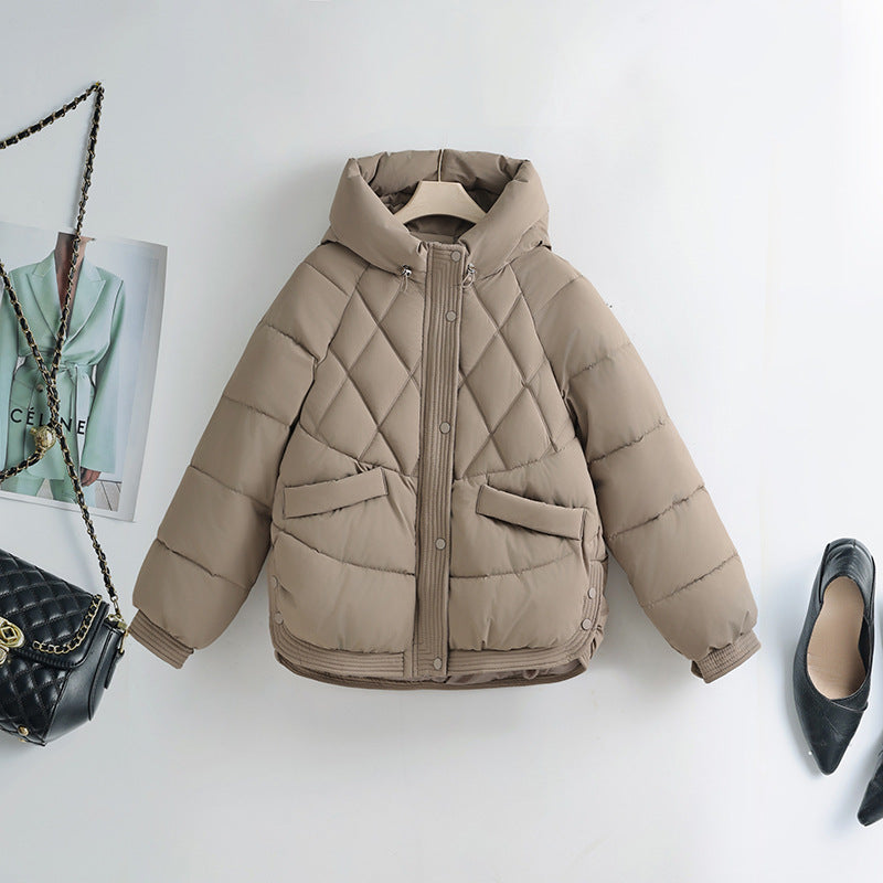 Veste courte à capuche matelassée pour femmes avec matelassage carré, ourlet côtelé et patte de boutons-pression cachée Echo Archiv