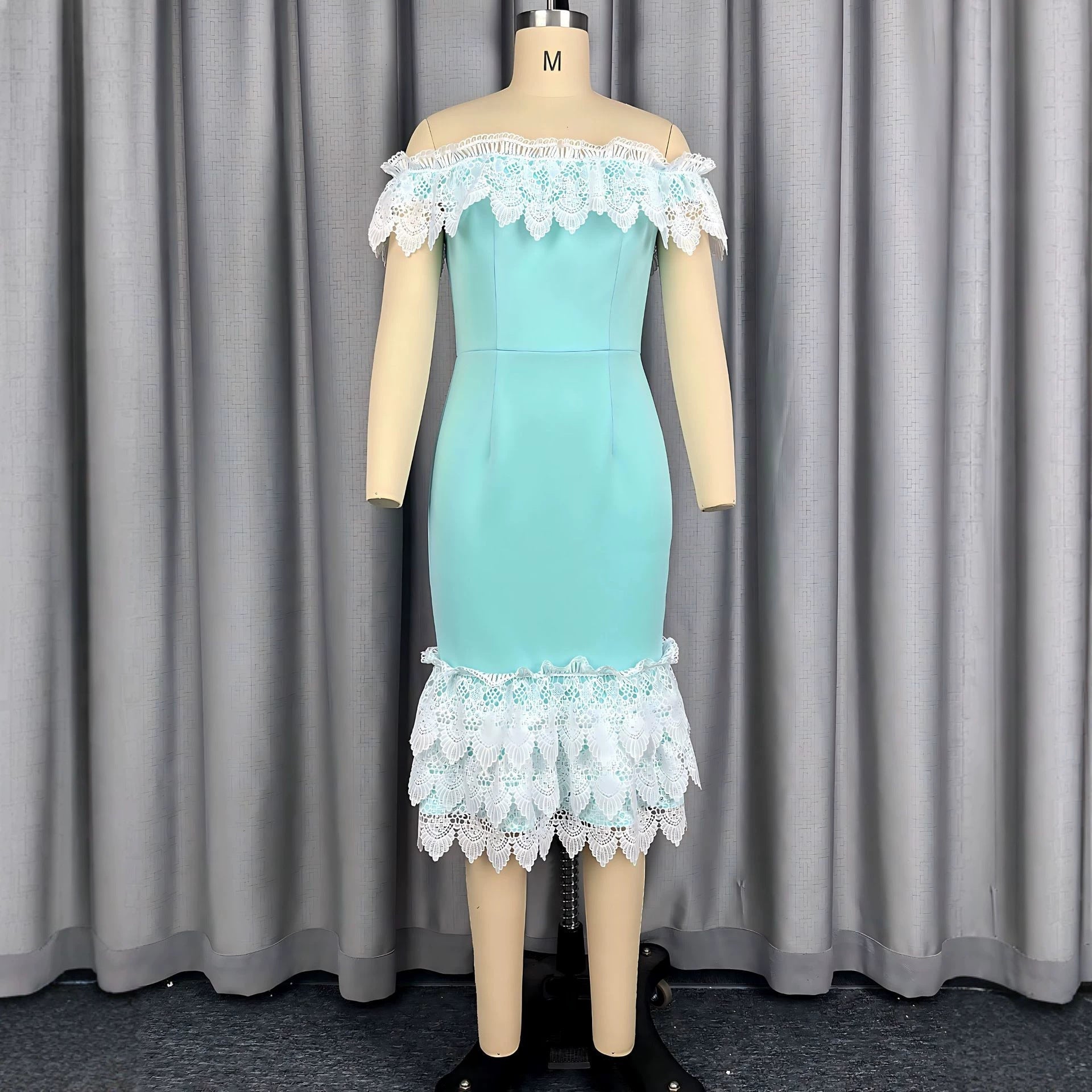 Robe de cocktail luxueuse pour femmes avec accents en dentelle R&B