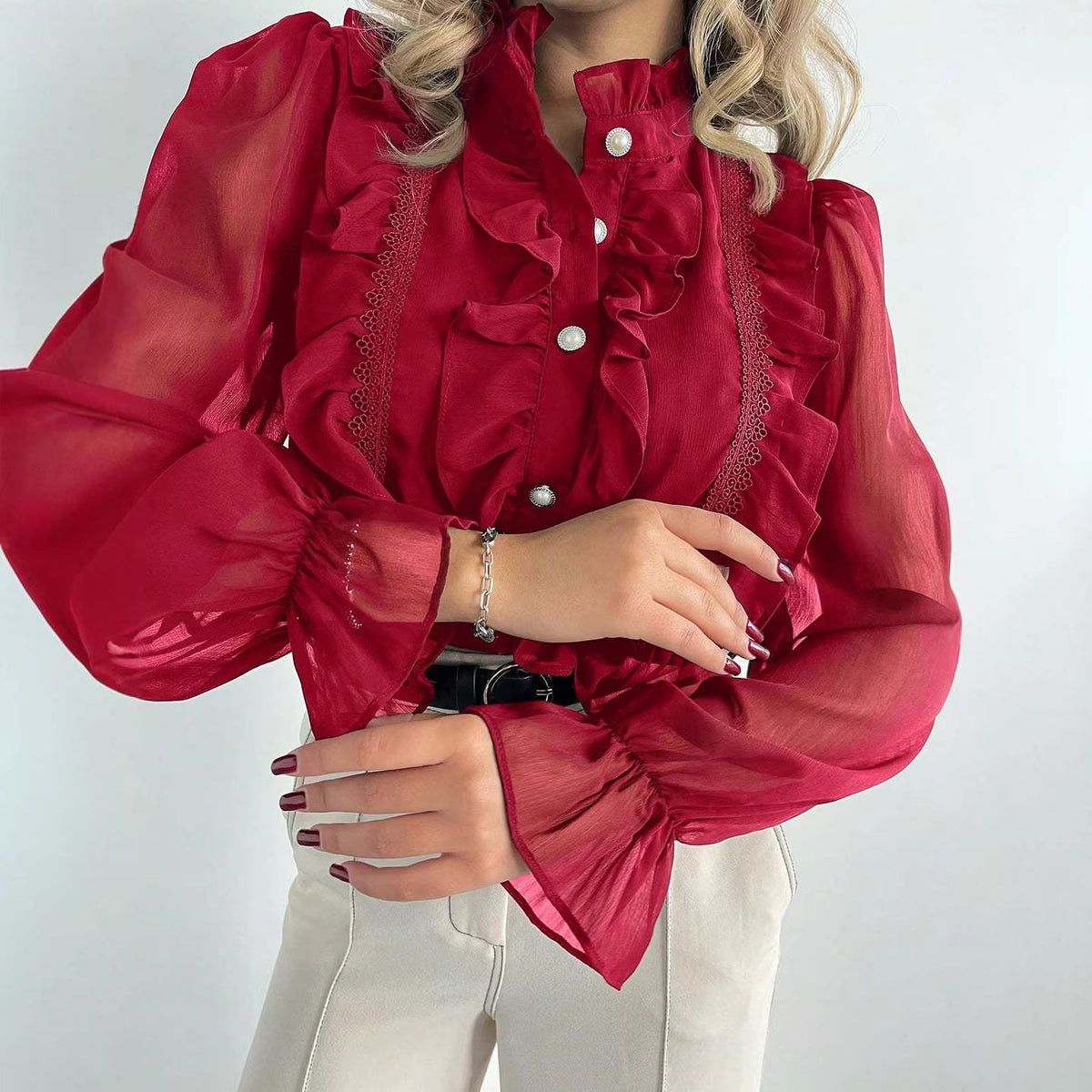 Blouse à volants en chiffon pour femmes avec col montant et boutons en perles