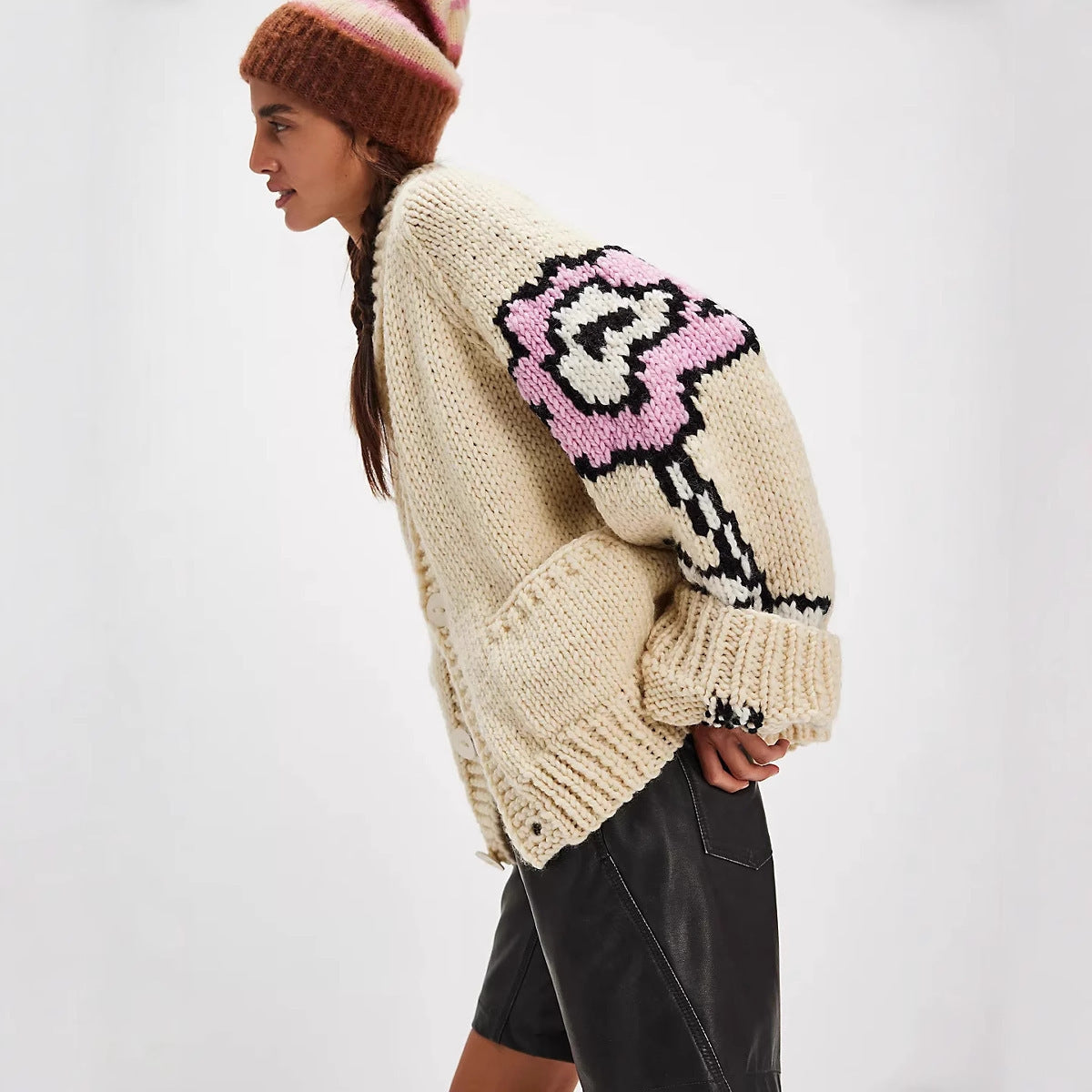 Cardigan oversized en grosse maille pour femmes avec col châle, intarsias floraux et patte de boutonnage Echoarchiv