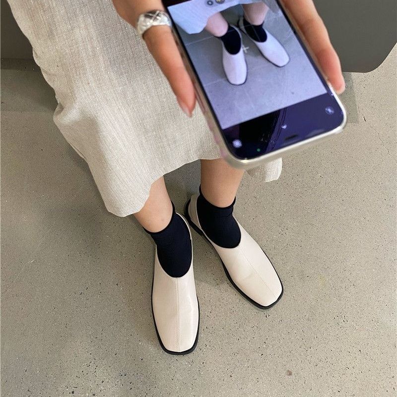 Chaussons élégants pour femmes avec des accents modernes R&B