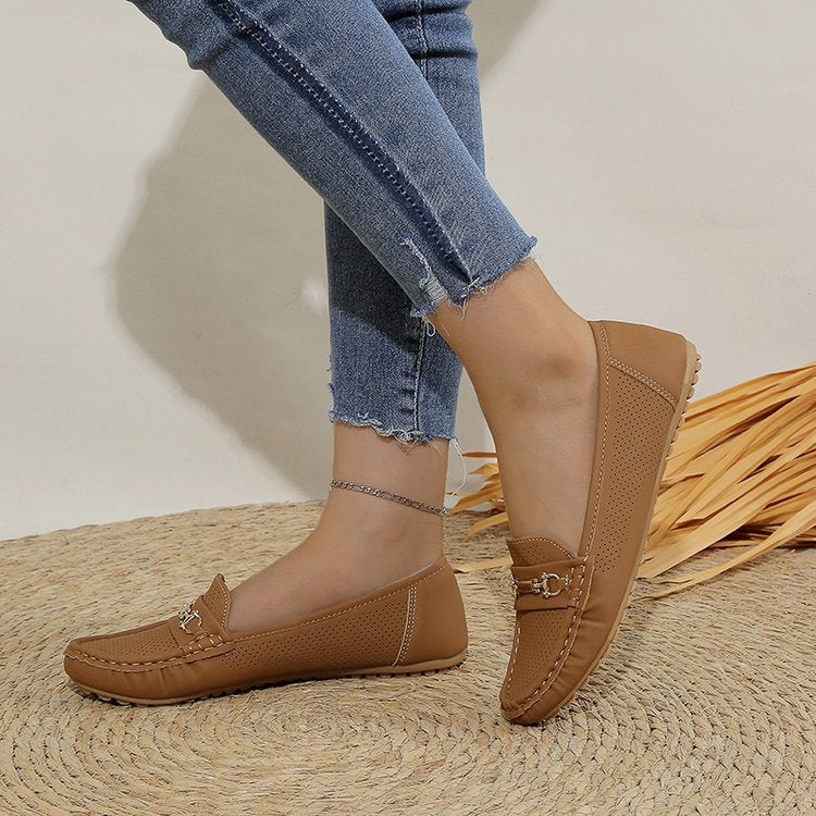 Mocassins pour femmes avec design perforé et accent de boucle décoratif R&B