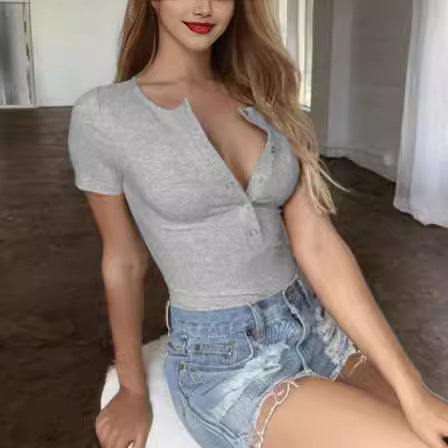 T-shirt ajusté pour femmes avec détails en boutons R&B