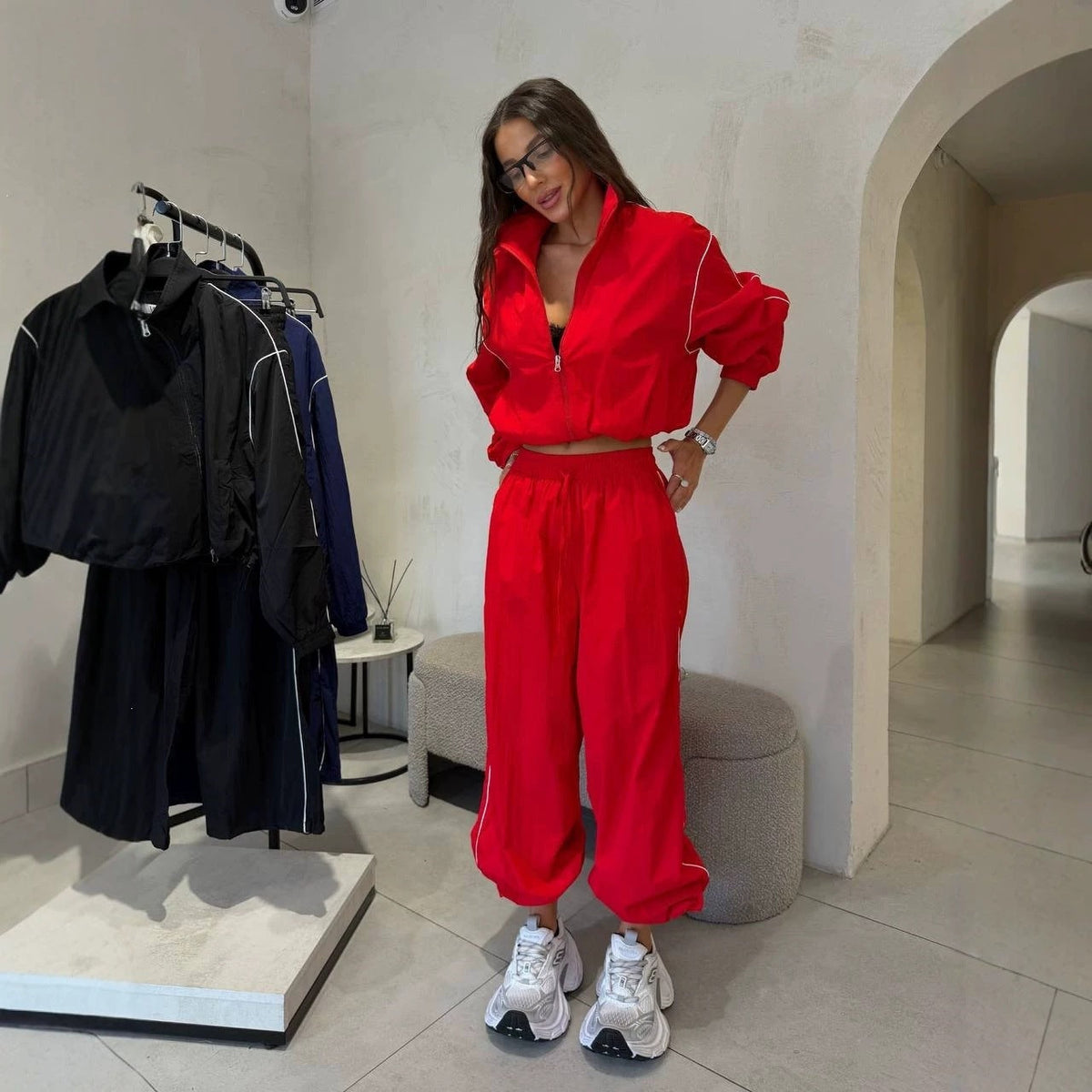 Ensemble coupe-vent court pour femmes avec pantalon de jogging ample et passepoil contrasté Echoarchiv