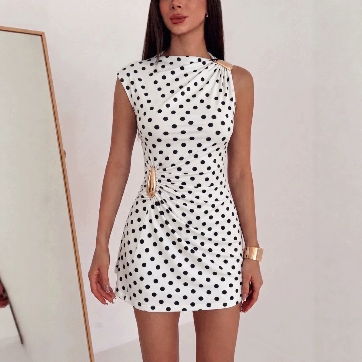 Robe mini ajustée à une épaule avec application de fronces latérales et fermetures décoratives R&B