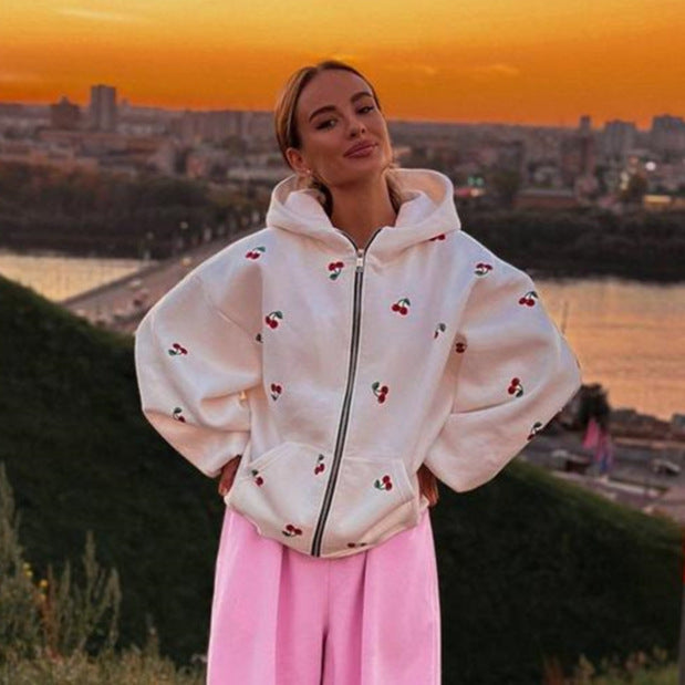 Pull zippé à capuche ludique pour femmes avec imprimé cerises et coupe oversize Echo Archiv